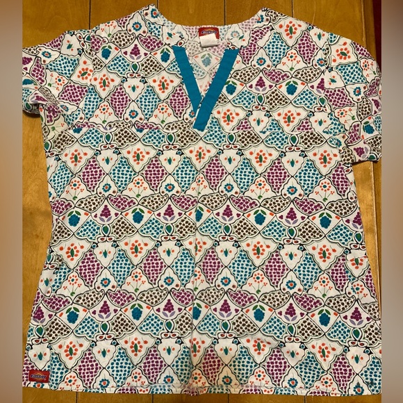 Ladies Size Large Dickies Scrub Top with Pockets - Picture 2 of 15